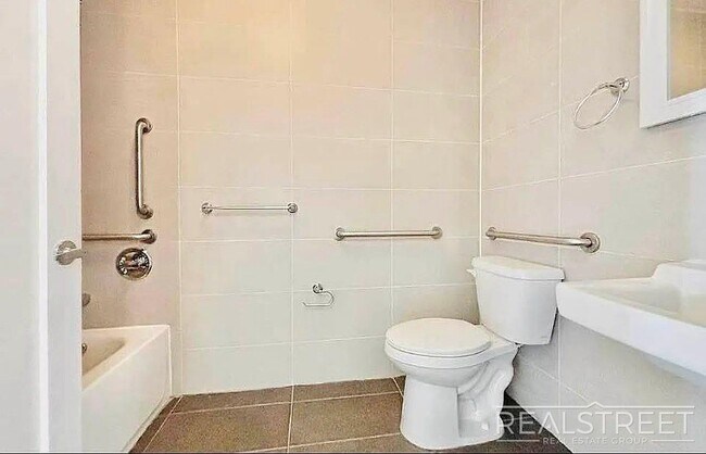 Building Photo - Gorgeous 3 Queen Size Bedrooms 1.5 Bath Duplex with Outdoor Space and Private Laundry in Prime Clint