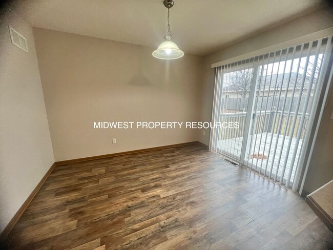 Building Photo - Spacious 3 Bedroom, 2 Bath Townhome availa...