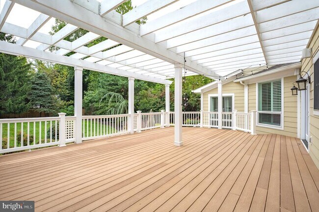 Building Photo - 5905 Lone Oak Dr