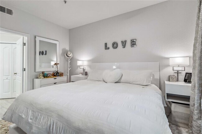 Building Photo - 4106 Central Sarasota Pkwy