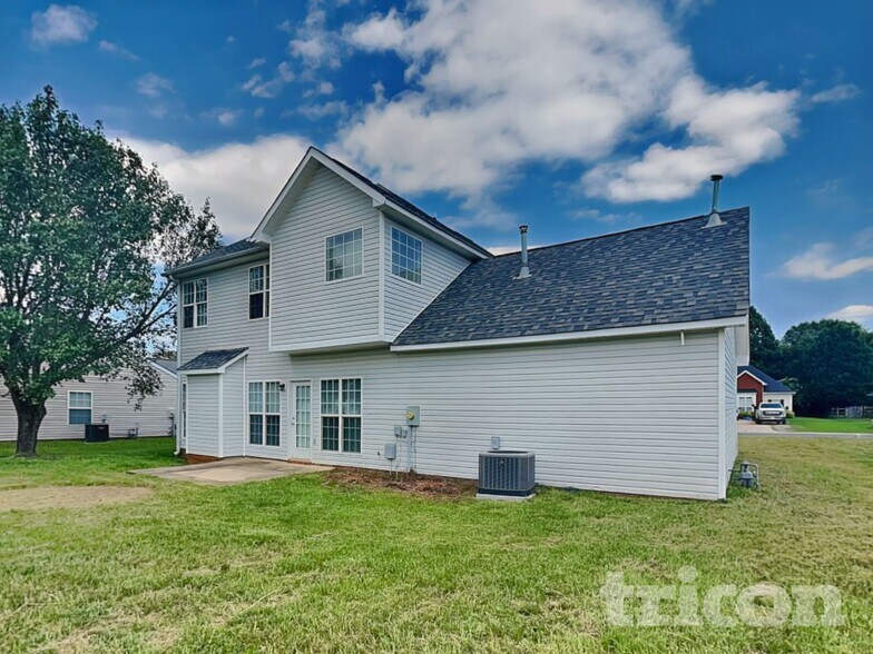 Building Photo - 2829 Rosemeade Dr