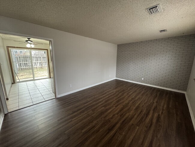 Building Photo - Enjoy the charm of this 2 bedroom, 1 bathroom house.