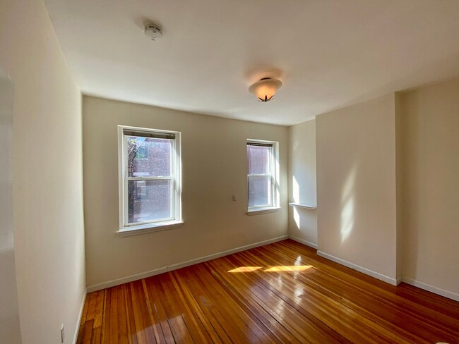 Building Photo - Great 3 Bed Right in Kenmore Square! Call ...