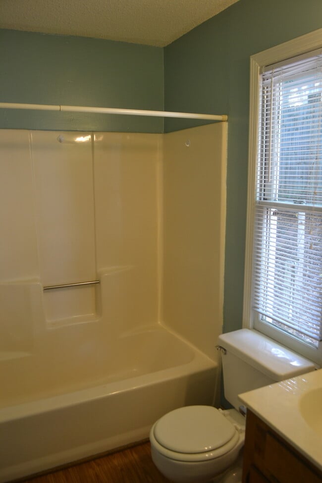 Building Photo - Adorable Studio Cottage in Central