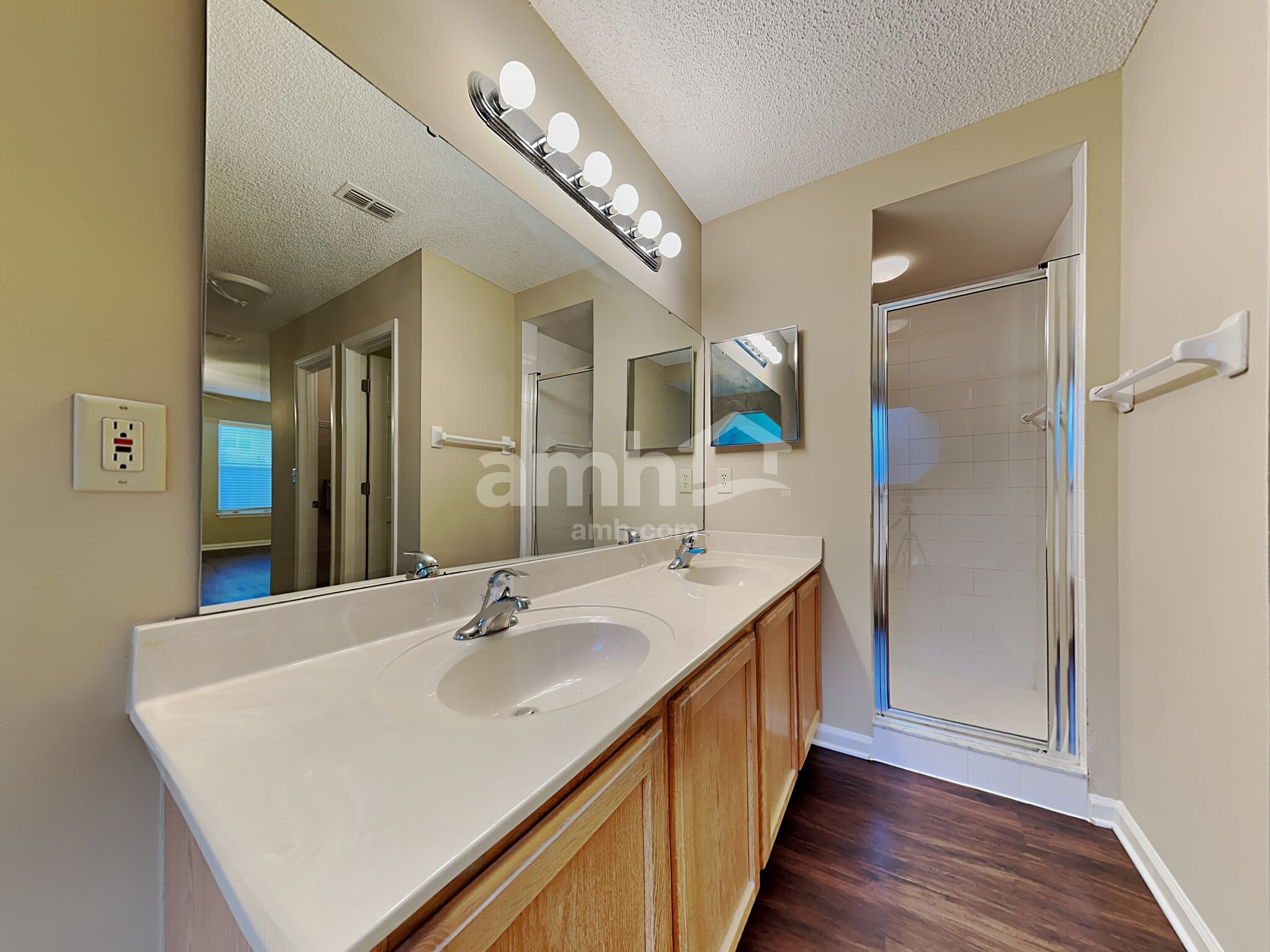 Building Photo - 1852 Willesdon Dr E