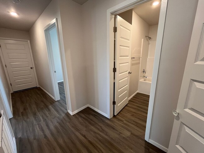 Building Photo - *Pre-leasing* NEWER Three Bedroom | Two Ba...