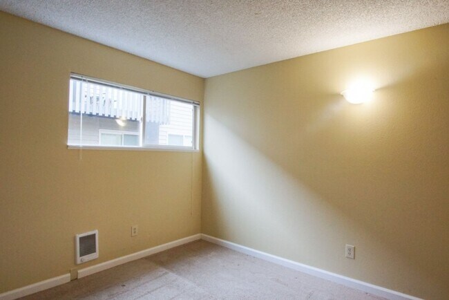 Building Photo - Close-in SE: Garden Level 1 Bdr w/ DW, Pri...