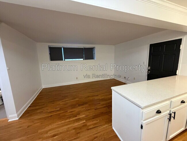 Building Photo - 870 Glendale Terrace NE