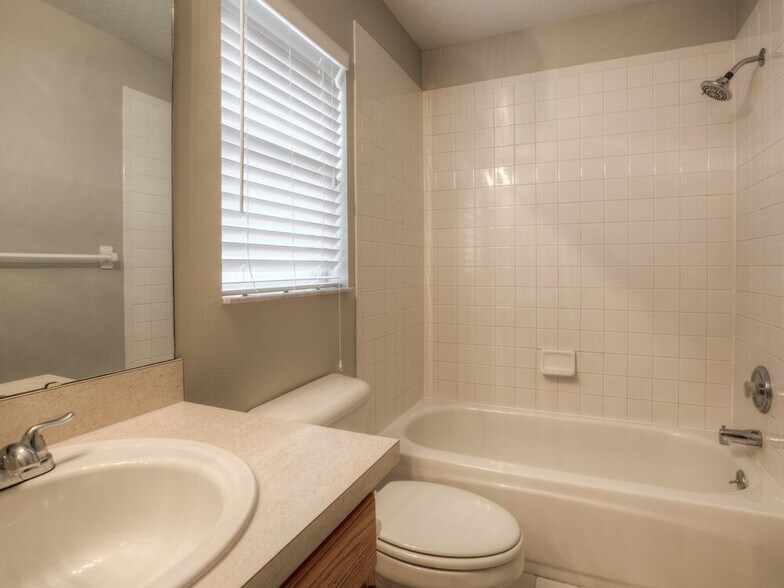 Building Photo - 13628 Emeraldview Dr