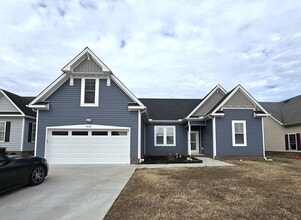 Building Photo - Only 6 Minutes to the USCG Base - 1800+ SqFt, 4Bed, 2Bath Home