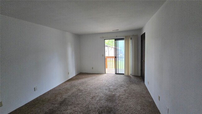 Building Photo - 5 Yorkshire Ln
