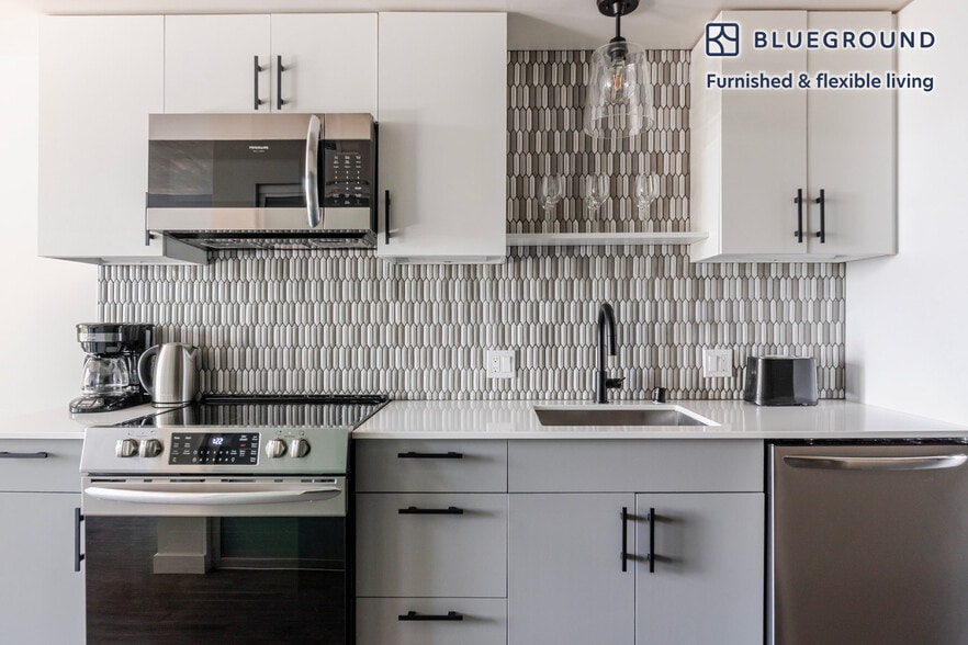 Building Photo - 10050 NE 10th St