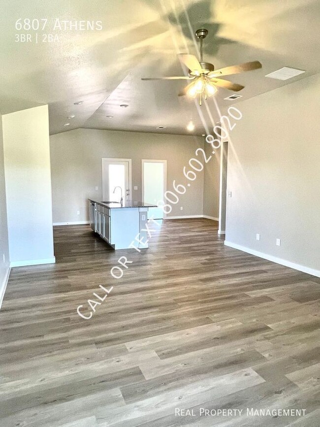 Building Photo - Beautiful 3 bed 2 bath home with turfed ba...