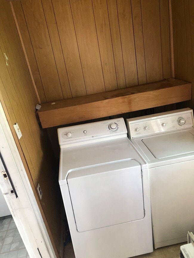 Building Photo - 4 Hopkins Ave