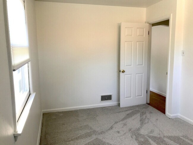 Building Photo - 653 N Raleigh St