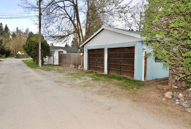 Building Photo - Central CDA rancher 2 bed 1 bath with 2 ca...