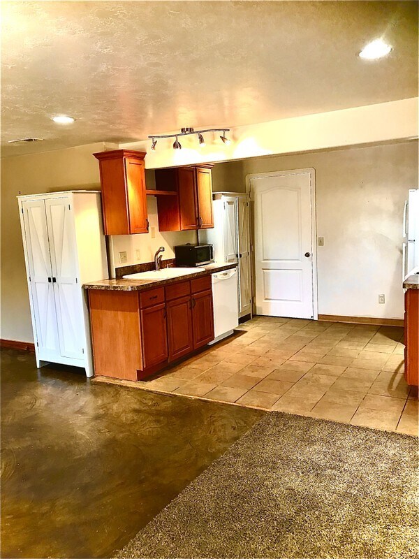 Building Photo - 4835 Creek View Dr