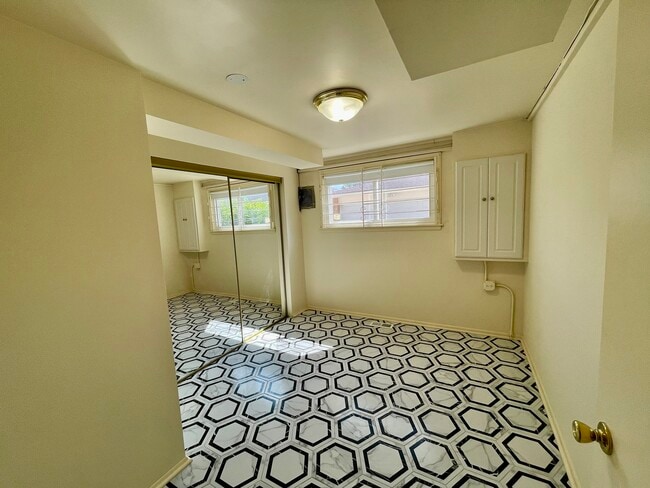 Building Photo - 4825 Sherwin Ave