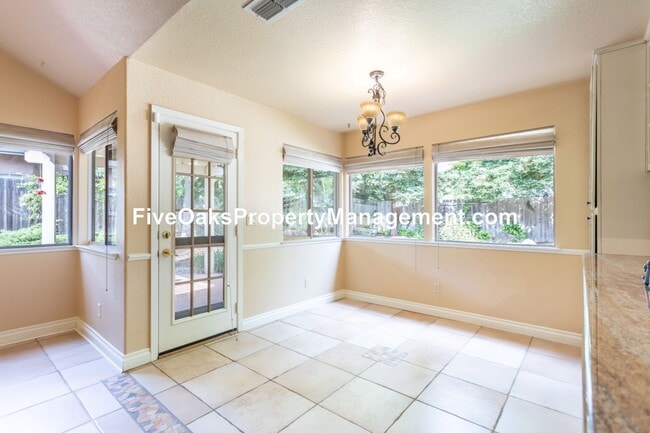 Building Photo - 103 Surbaugh Square