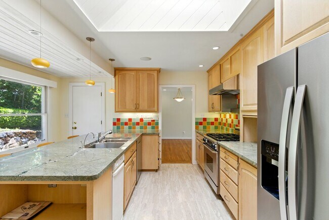 Building Photo - Gorgeous 4 bedroom home in Greenbrae with ...