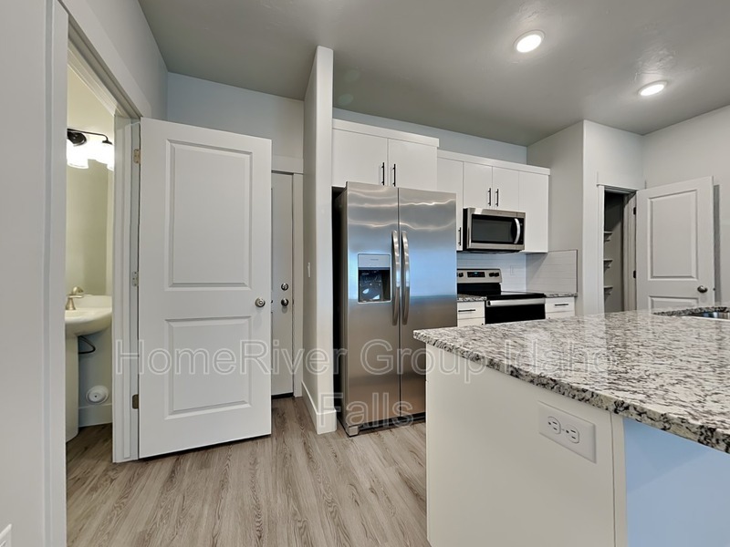 Building Photo - 651 S 2400 W