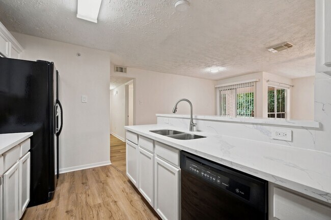 Building Photo - 8051 Bay Branch Dr