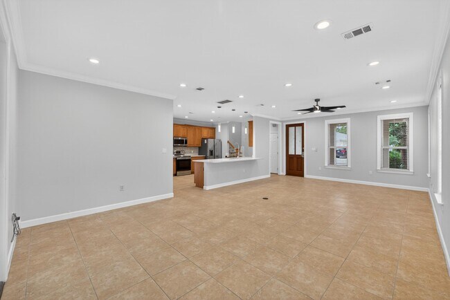 Building Photo - 2019 Pine Island Cir