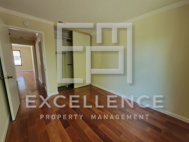 Building Photo - 3/2.5 Townhouse with 2 Car Garage,
