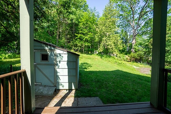 Building Photo - Available 6/1/2026 Charming Home With Priv...
