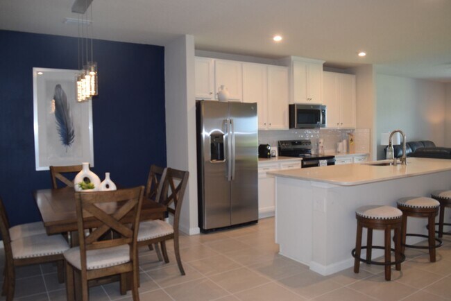 Building Photo - Stunning and elegant fully furnished 3/2/2 villa with Pool, hot tub & Lake views