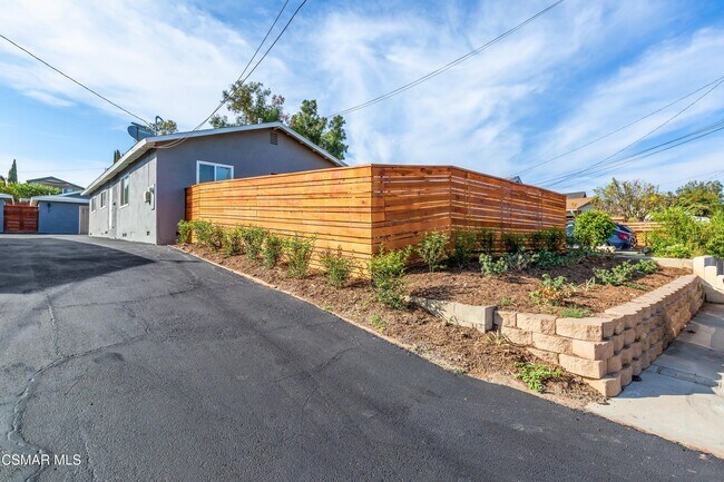 Building Photo - 659 Brossard Dr