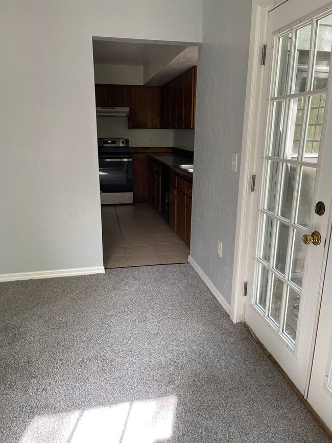 Building Photo - Spacious 2/2 with 2 Car Garage and W/D Hoo...