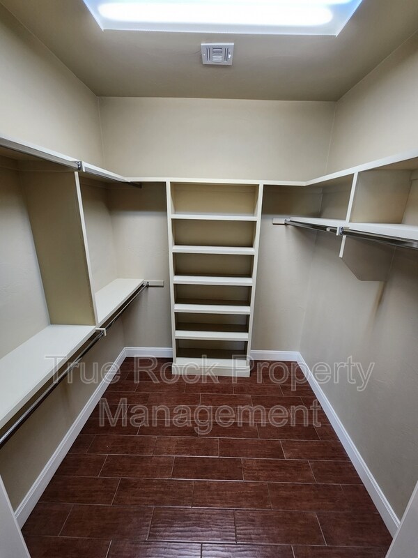Building Photo - 1413 N Monte Vista St