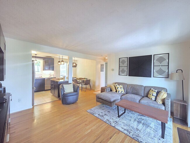 Building Photo - $1,950 - 2 Bed / 1 Bath Fully Furnished Condo in Secure Building in Rockwood/Manito Neighborhood