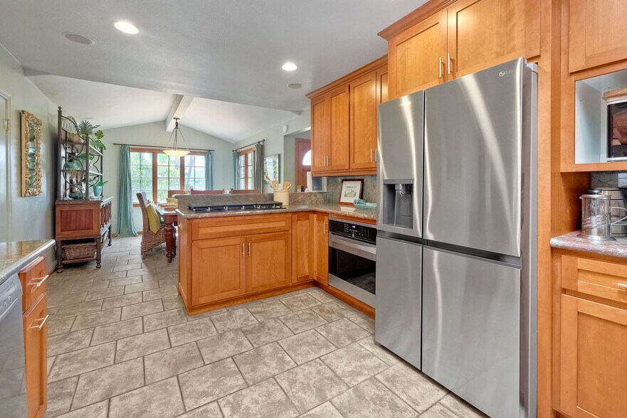 Building Photo - 5051 Shore Dr