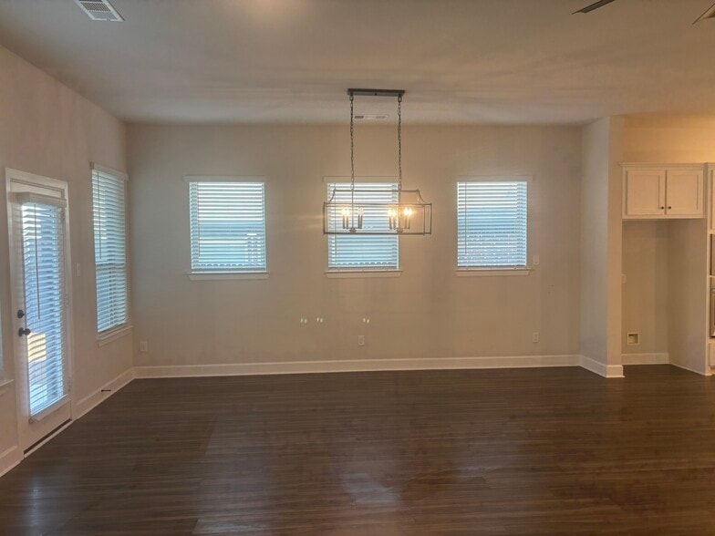 Building Photo - 8625 Spindletop Dr