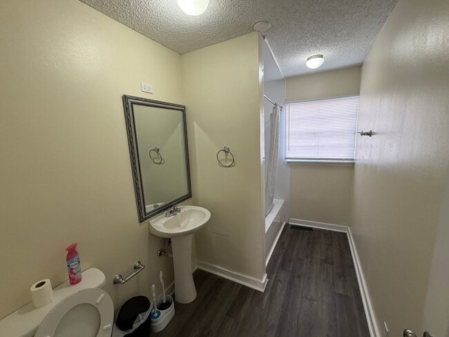 Building Photo - 3 Bedroom House - Large Storage Building a...