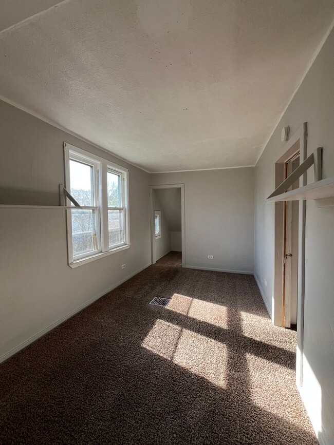 Building Photo - 3 Bedroom 1.5 Bathroom Home