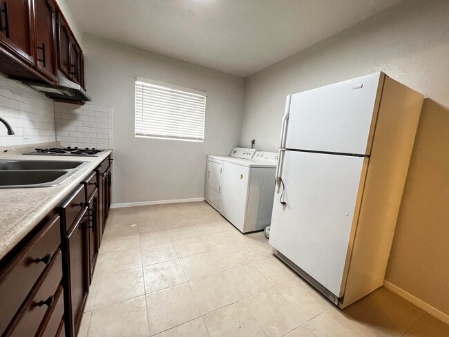 Building Photo - 647 Soya Dr