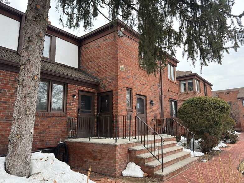 Private entrance - 530 Broad Ave