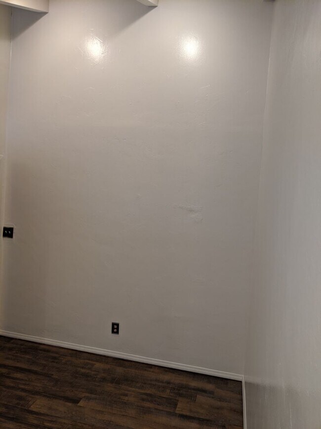 Building Photo - 4 BEDROOM 2 BATH ON CUL-DE-SAC AND LARGE YARD!