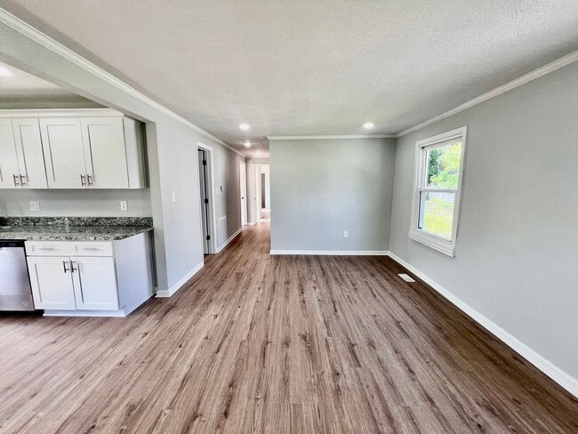 Building Photo - MOVE IN INCENTIVE: $500 FIRST FULL MONTHS ...