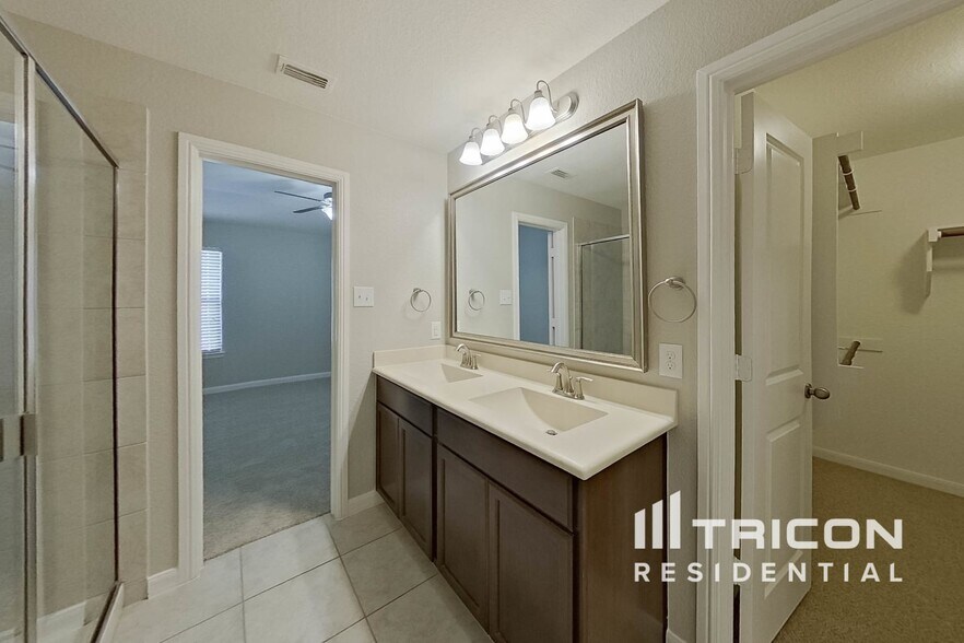 Building Photo - 1214 Cres View Dr