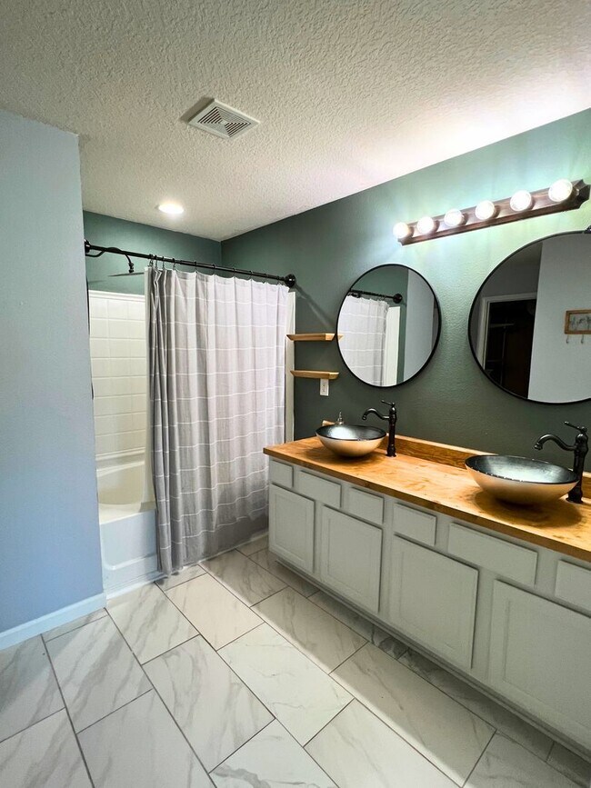 Building Photo - Stylish 4-Bedroom Home with Fenced Yard – Prime Location!