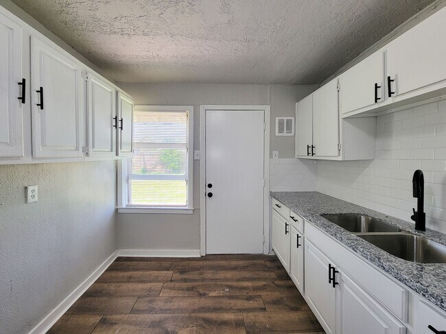 Building Photo - Welcome to this inviting single-family residence in the desirable South Park/Sunnyside area of Ho...