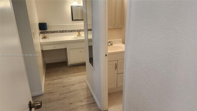 Building Photo - 1301 NE Miami Gardens Dr