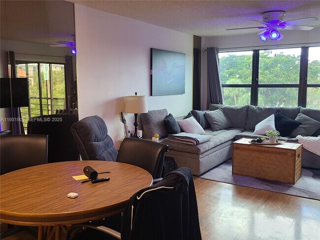 Building Photo - 2306 S Cypress Bend Dr