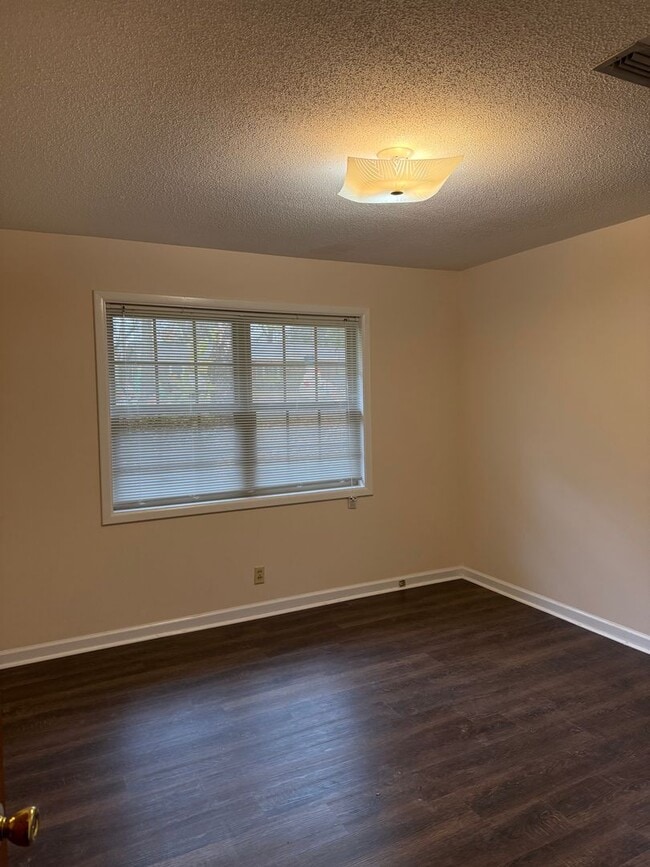 Building Photo - 102 Victoria Dr