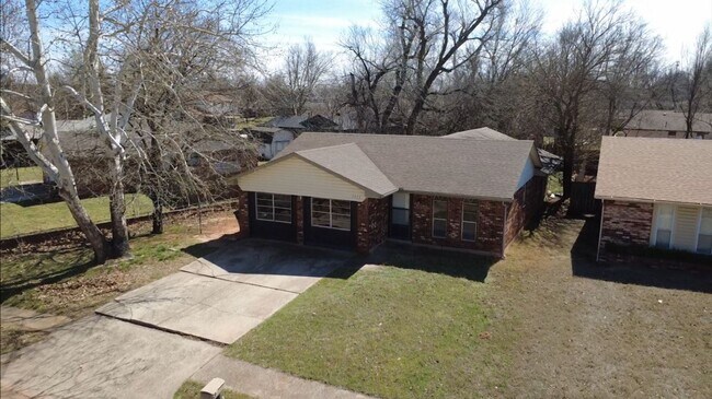 Building Photo - Beautiful, spacious home in Del City!