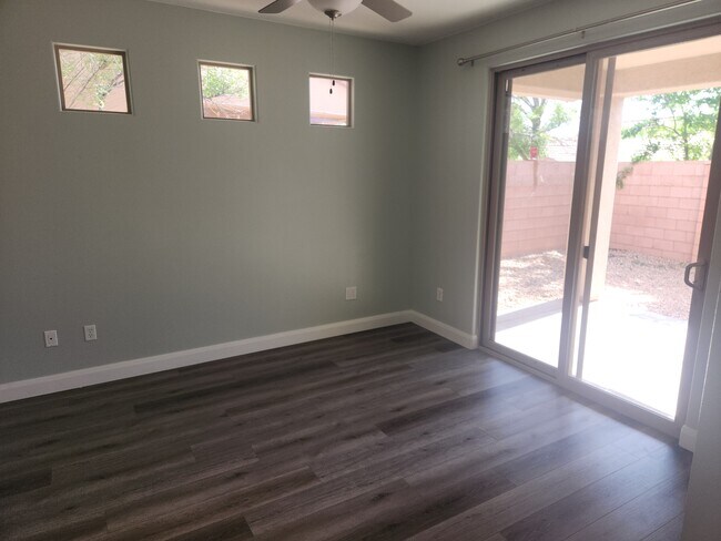 Building Photo - 945 N Slow Creek Ln